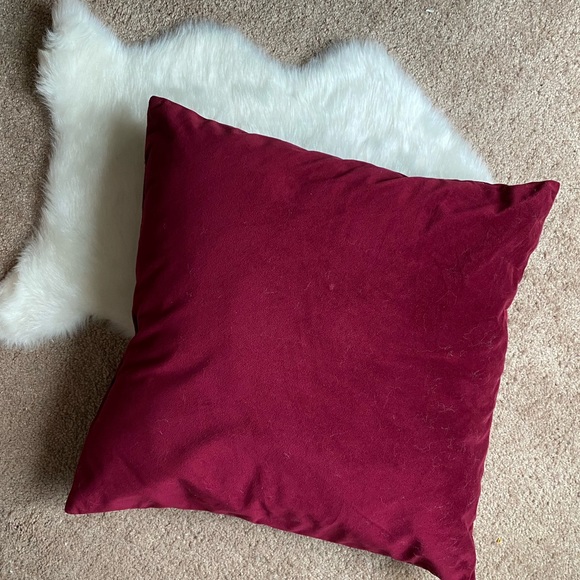 Red and gold pillow - Picture 2 of 3